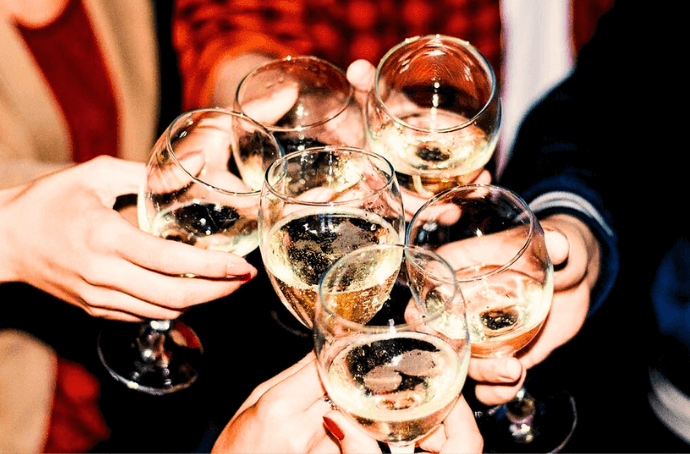 Wino musujące w kieliszkach